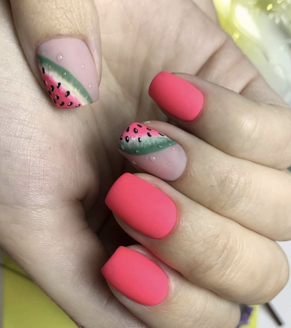 Маникюр салатовый с розовым