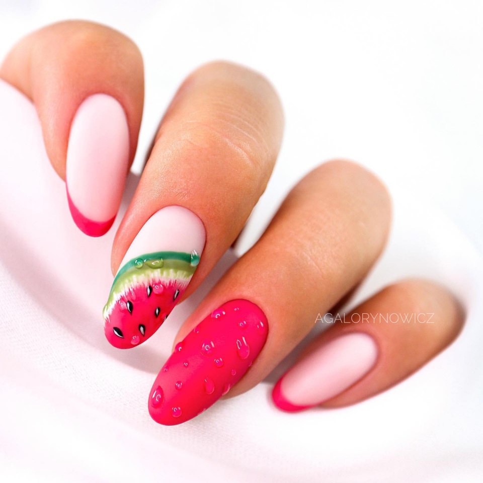 Маникюр на короткие ногти с яблоками