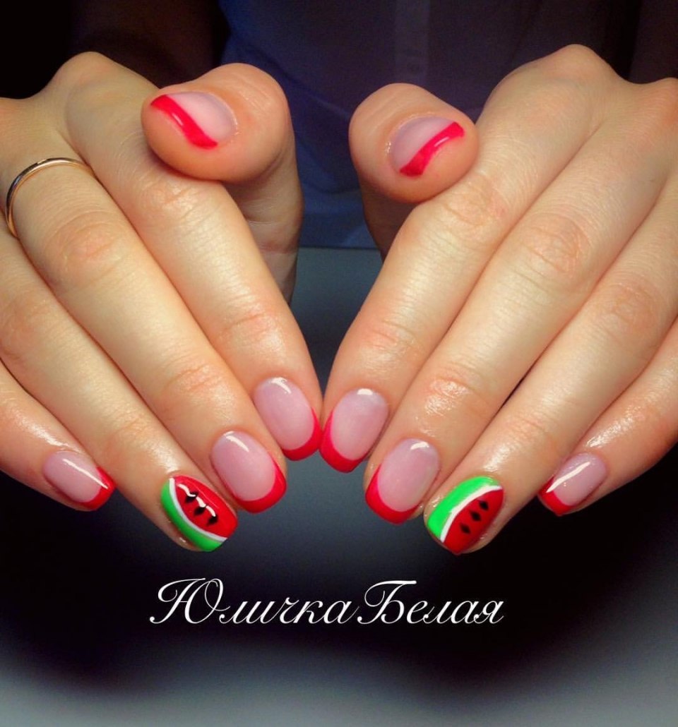 Розовый маникюр с арбузом