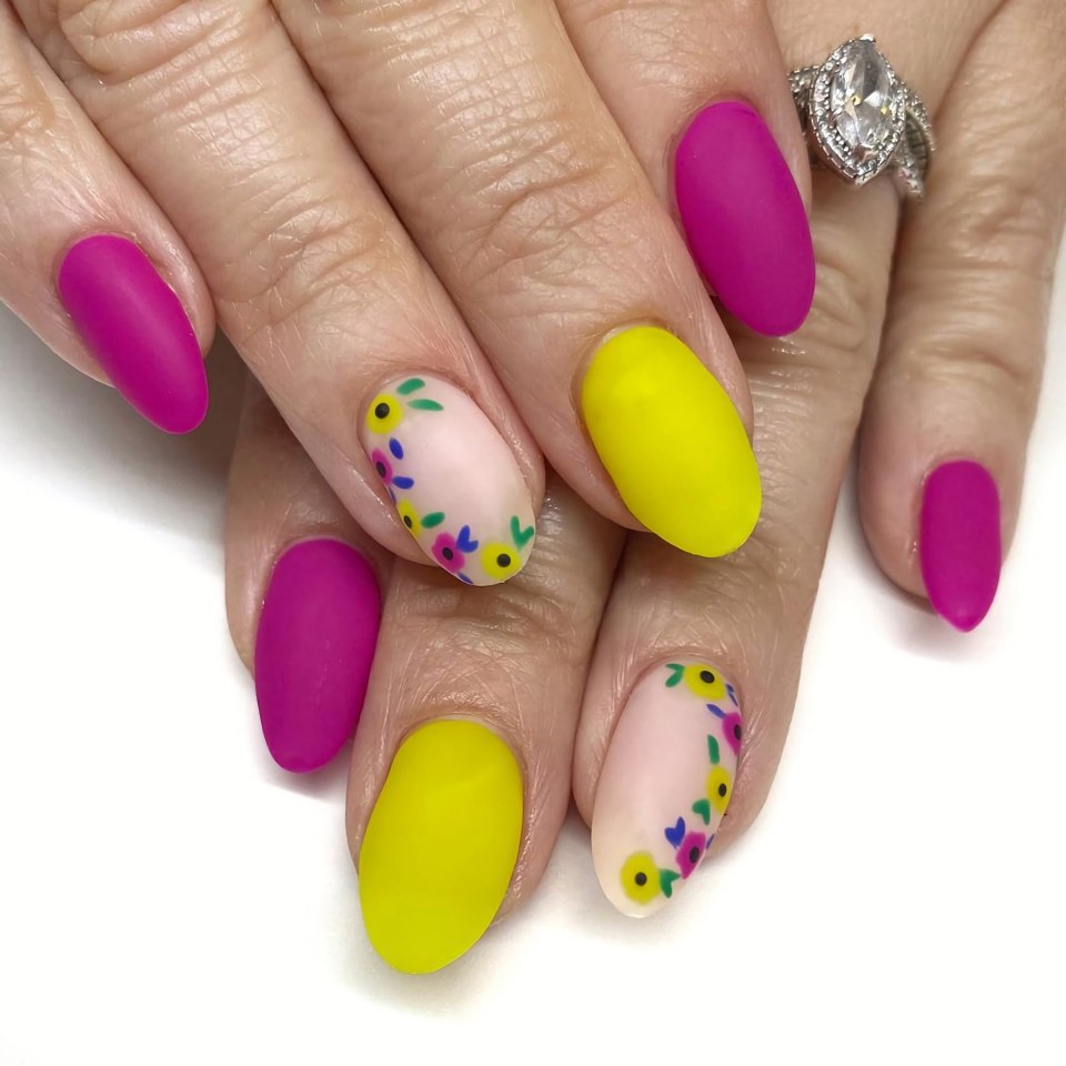 Летний маникюр 2021 на короткие овальные яркие