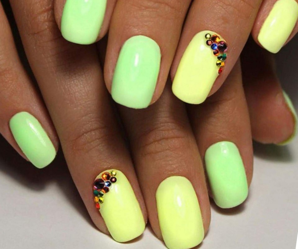 Девушка с красивым маникюром