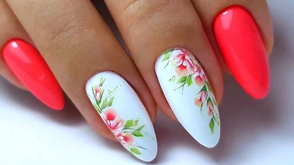 Яркий маникюр на длинные