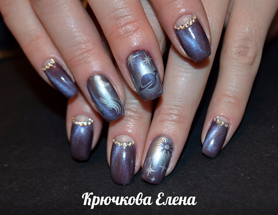 Маникюр серый кошачий глаз со стразами