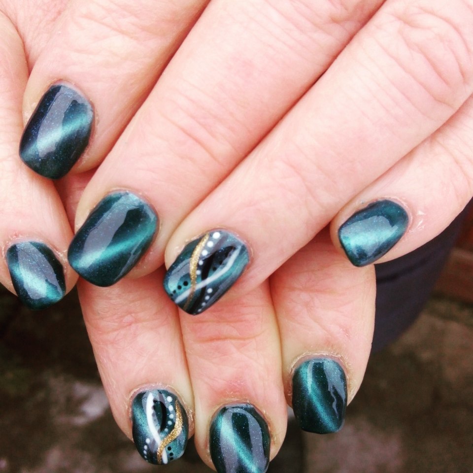 Маникюр с магнитным лаком