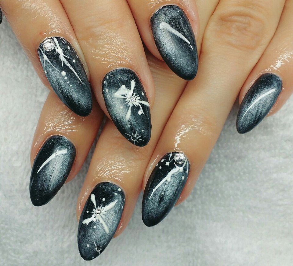 Маникюр кошачий глаз с дизайном