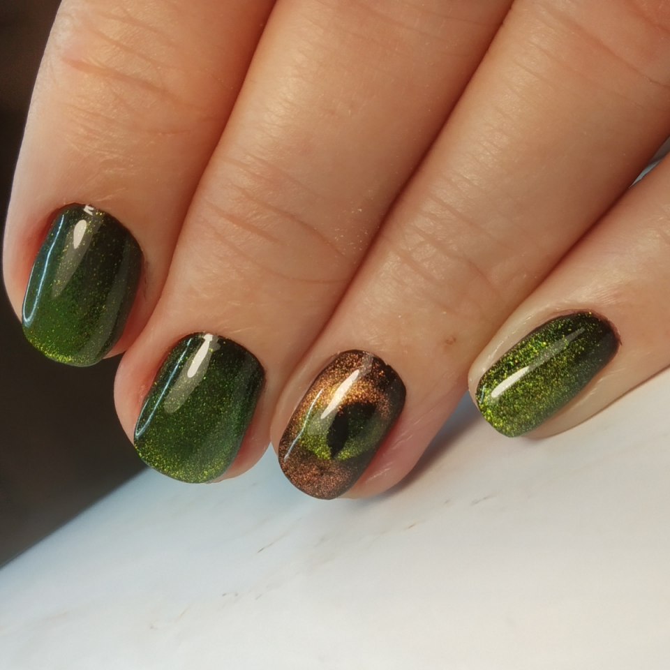 Зеленый кошачий глаз с золотом