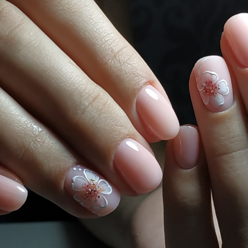 Нюдовый на короткие ногти