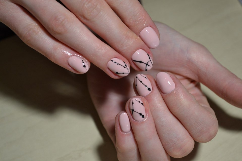 Бежевый маникюр на короткие ногти