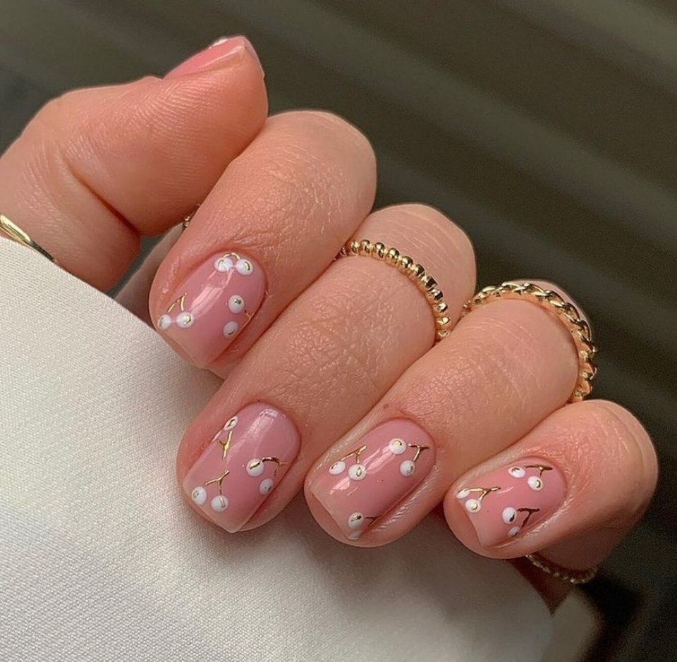 Интересный естественный маникюр на короткие ногти с рисунком