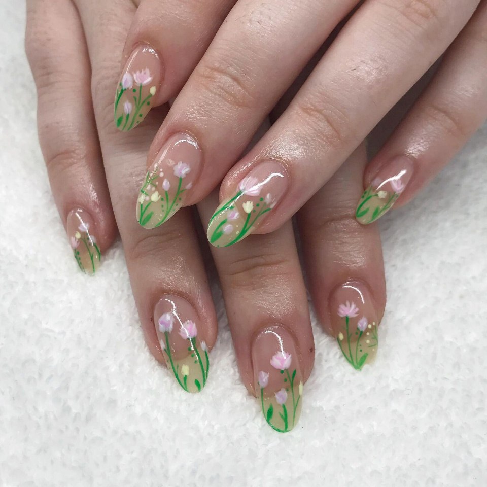 Маникюр прозрачный с зеленым