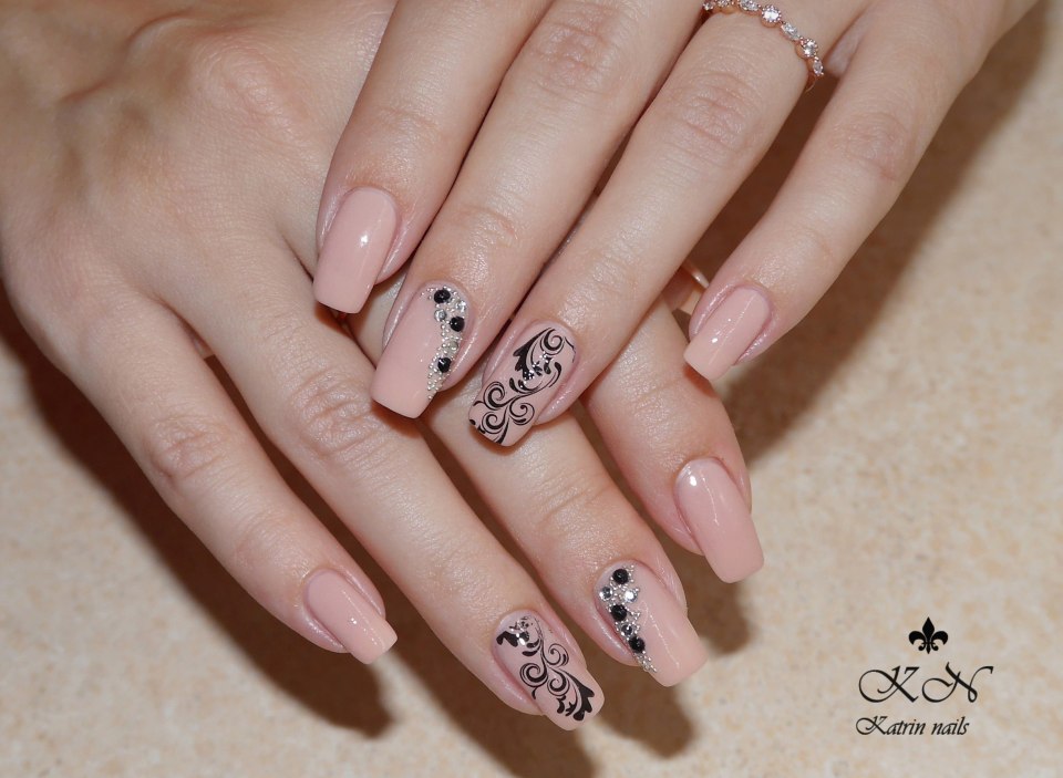 Наращивание ногтей бежевый цвет с рисунком