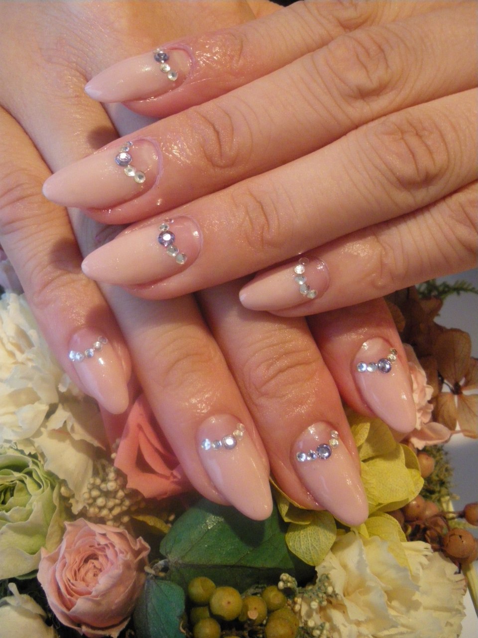 Маникюр с натуральными цветами