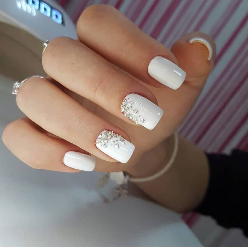 Ногти белые квадратные короткие
