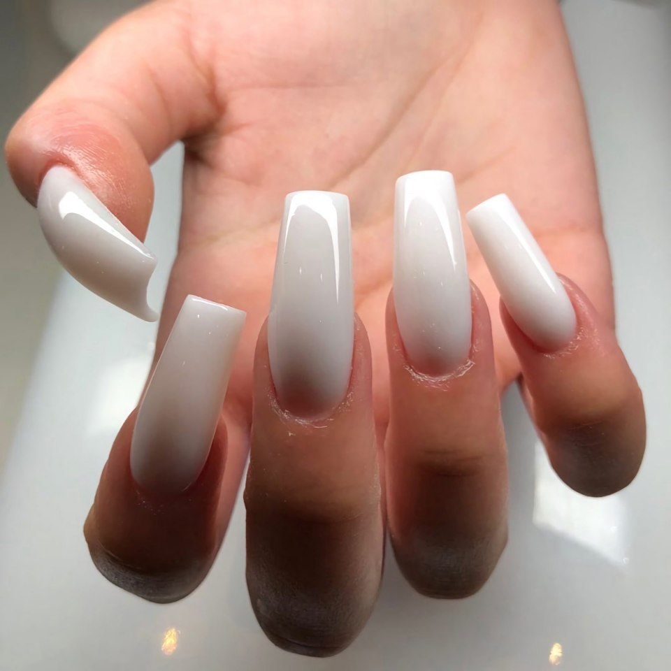 Блеклый маникюр