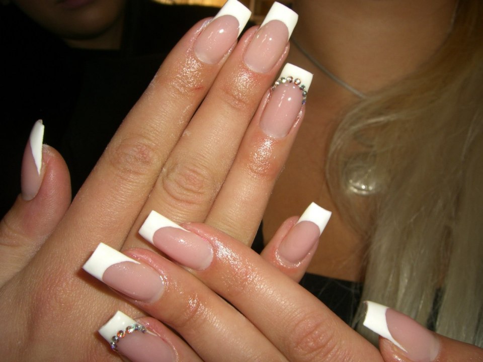 Французский маникюр с белыми полосками