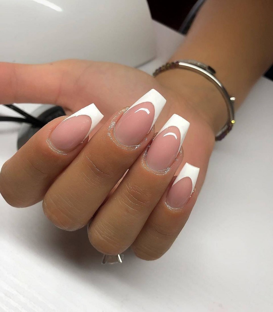 Нарощенные ногти белого цвета