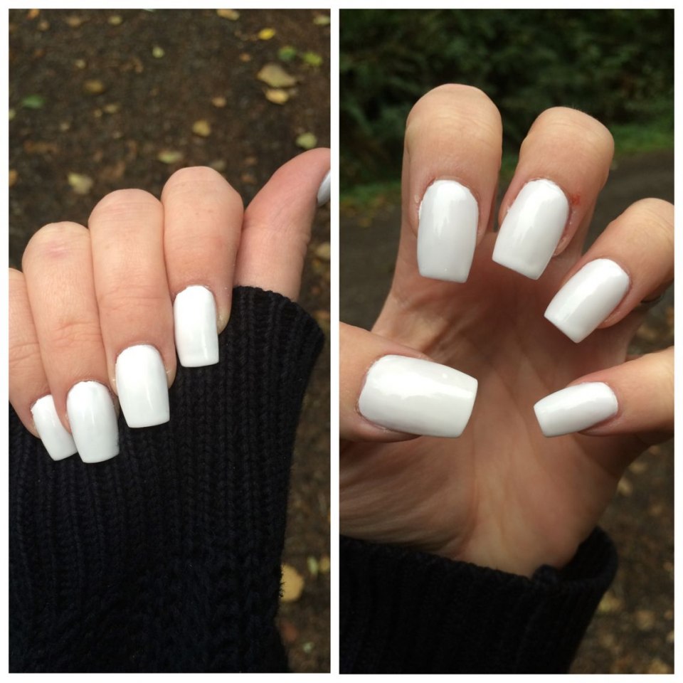Белые нарощенные ногти с дизайном