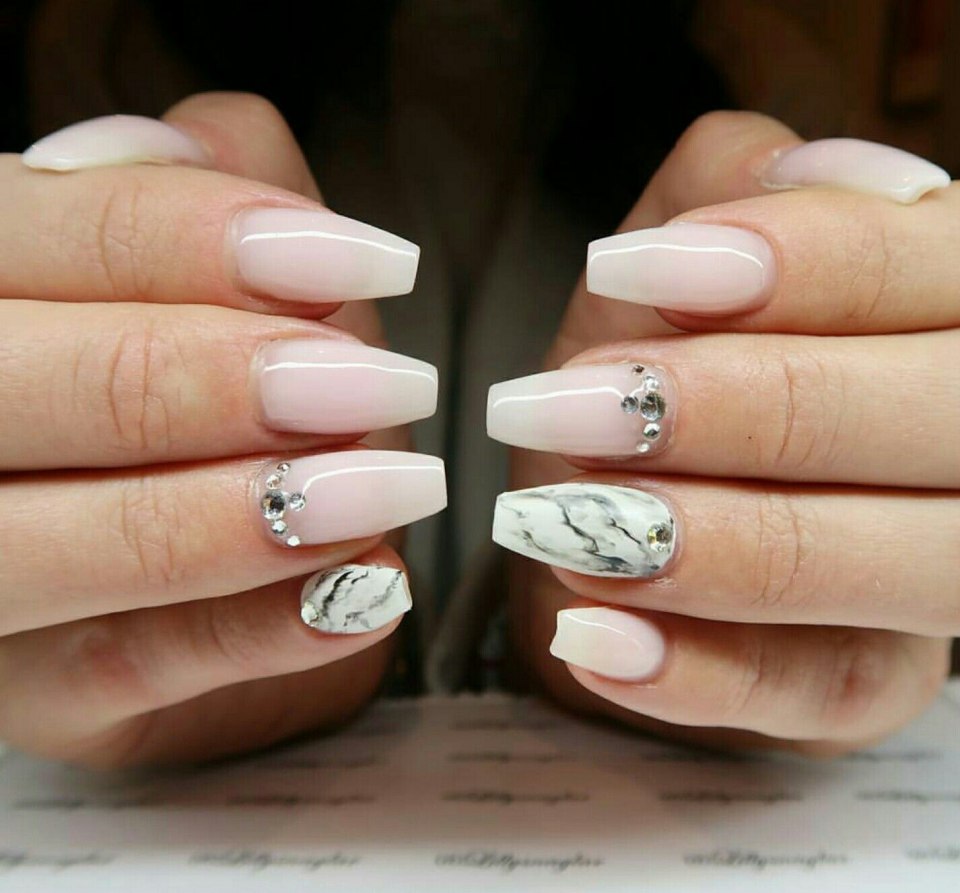 Неклассический французский маникюр