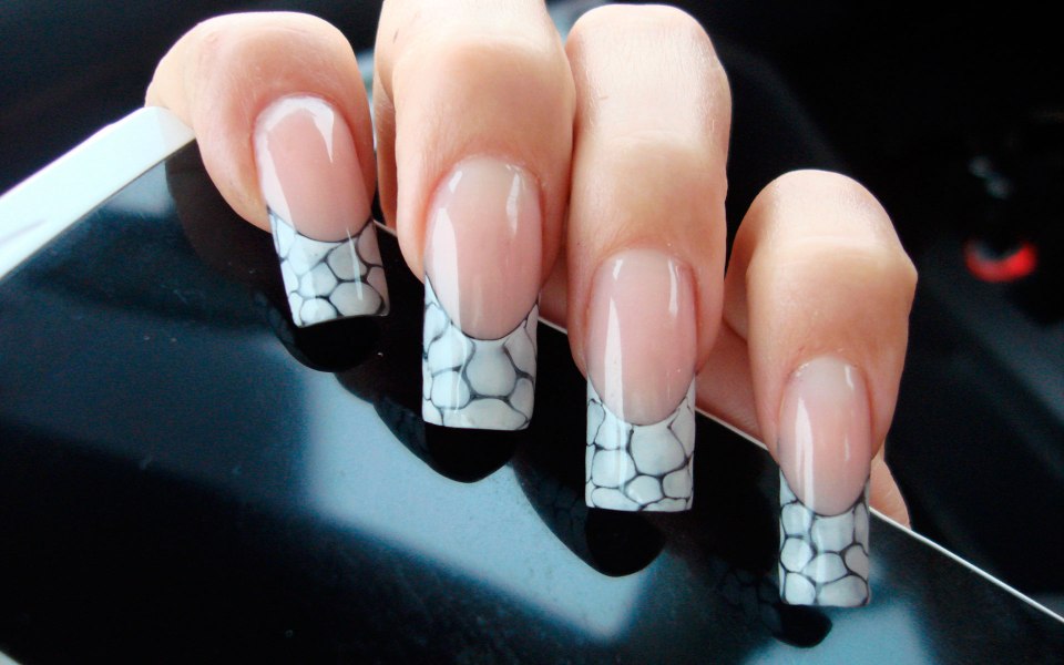 Нарощенные ногти френч белый