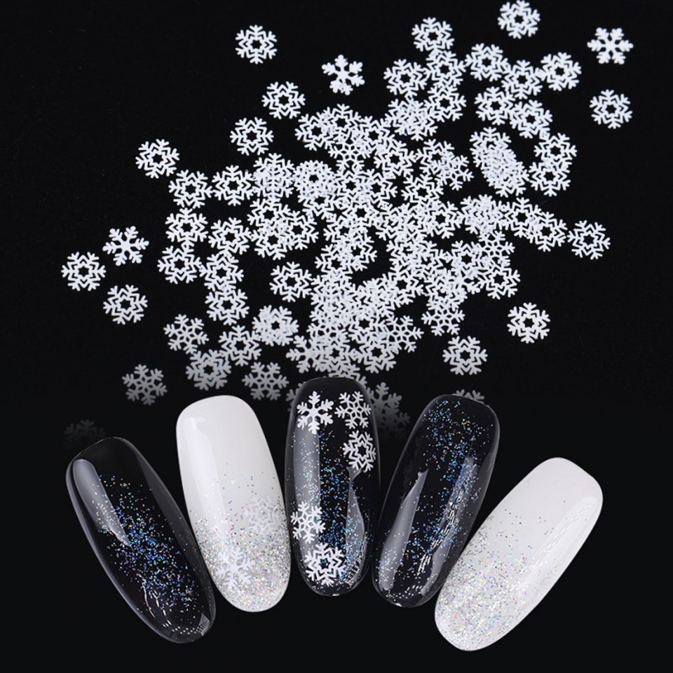 Снежинка стразами на ногтях