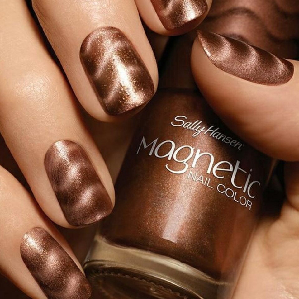 Маникюр коричневый с розовым