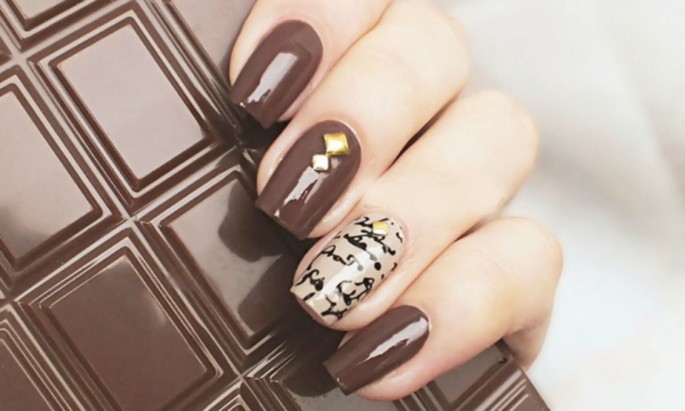 Маникюр коречневыйс белым