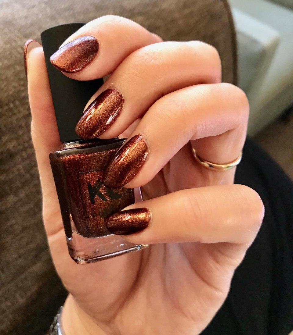 Коричневый маникюр