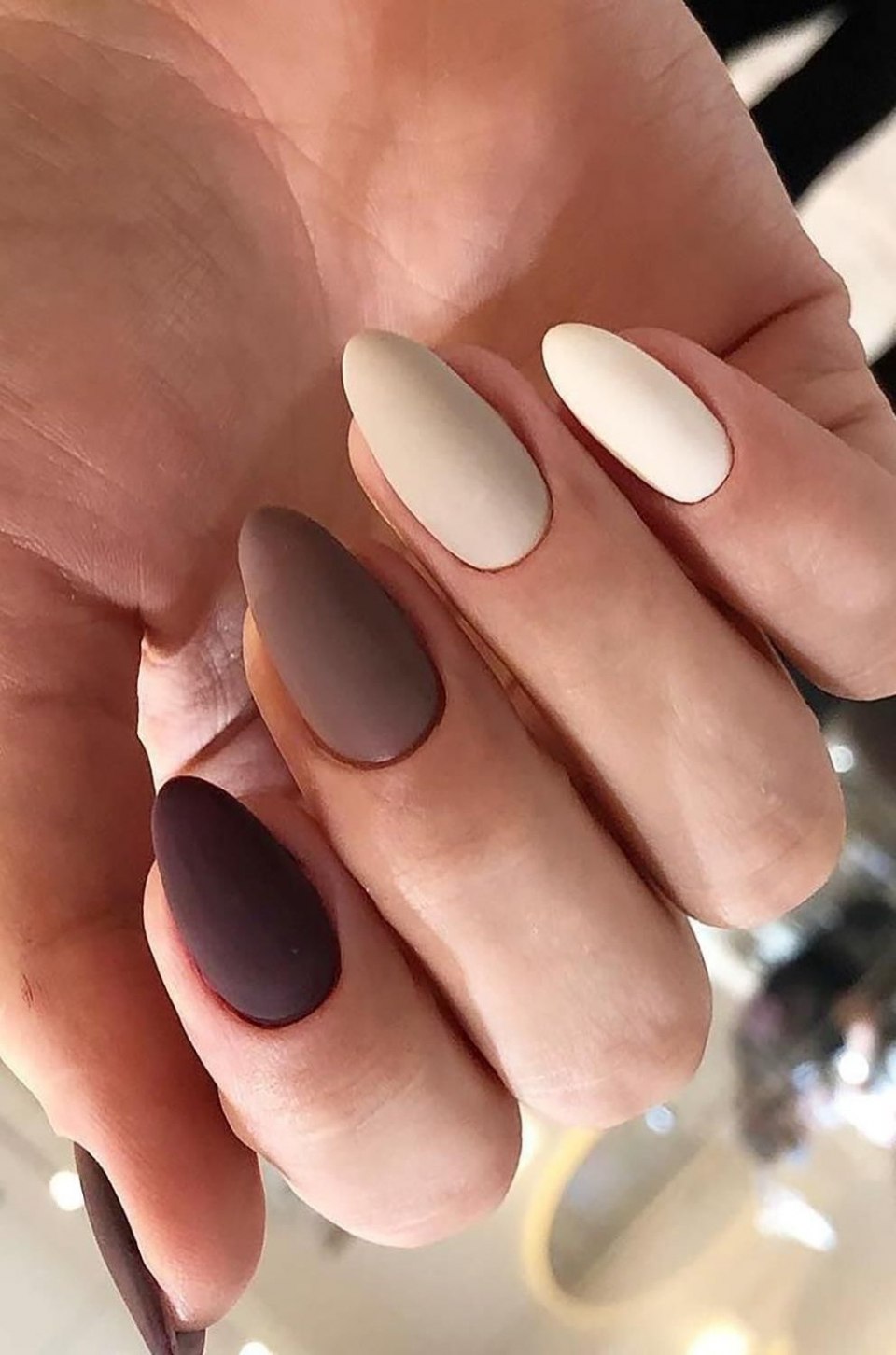 Однотонный маникюр на миндальную форму