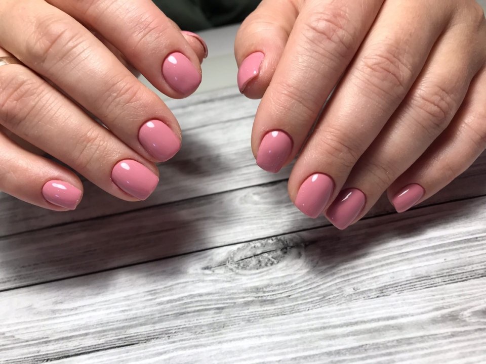 Белый маникюр на короткие ногти миндаль