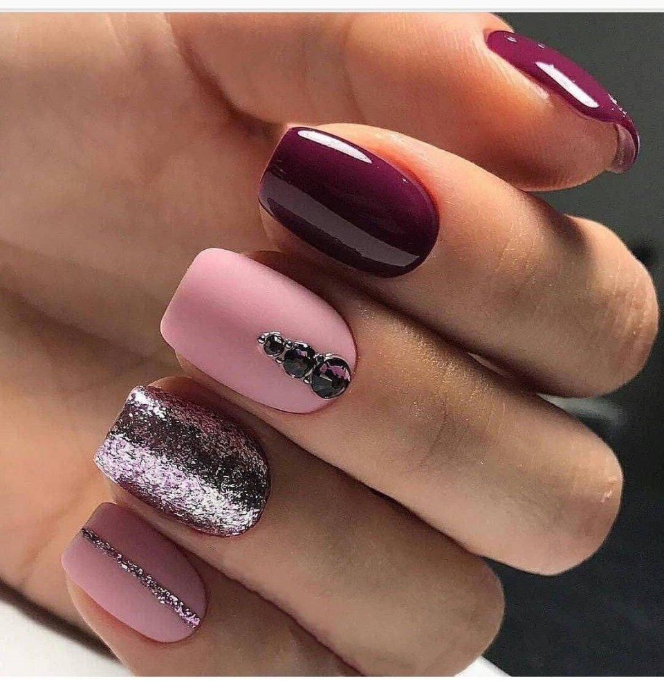 Темно-розовый маникюр