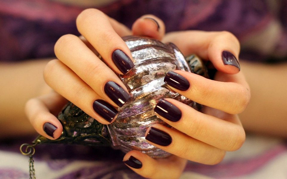 Маникюр в тёмных тонах