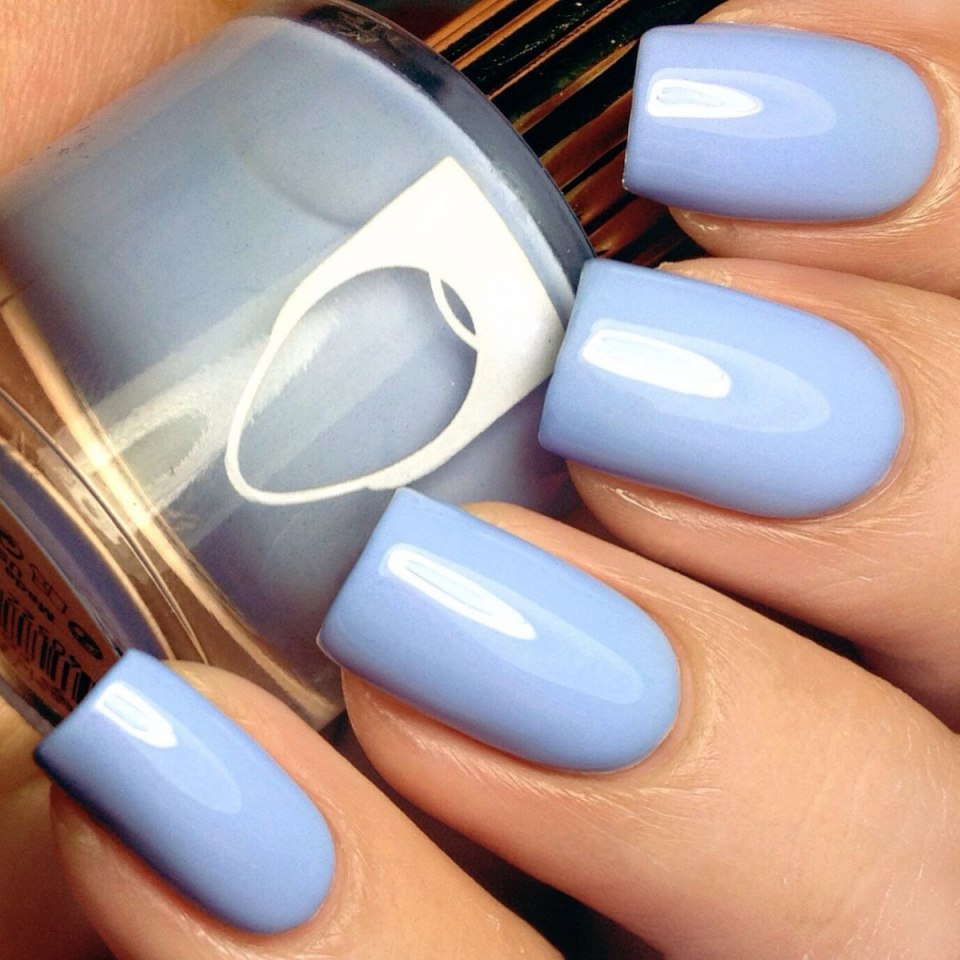 Красивый голубой маникюр