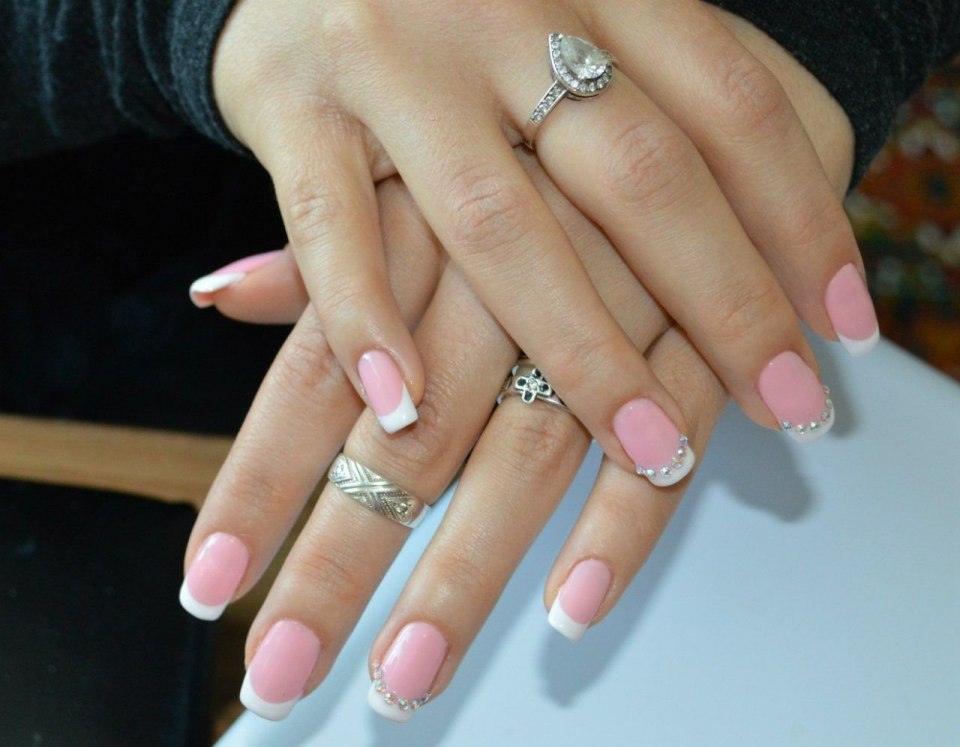 Французский маникюр со стразами