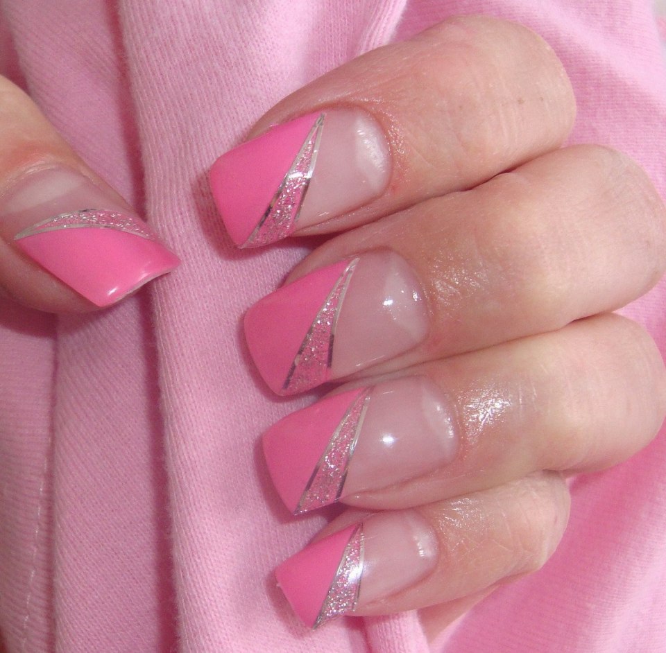 Бело-розовый маникюр на короткие ногти