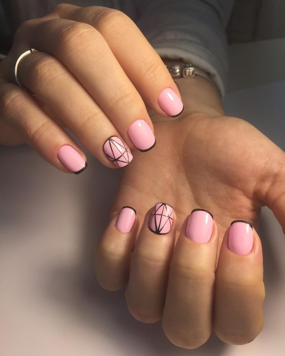 Нежный розовый маникюр на короткие