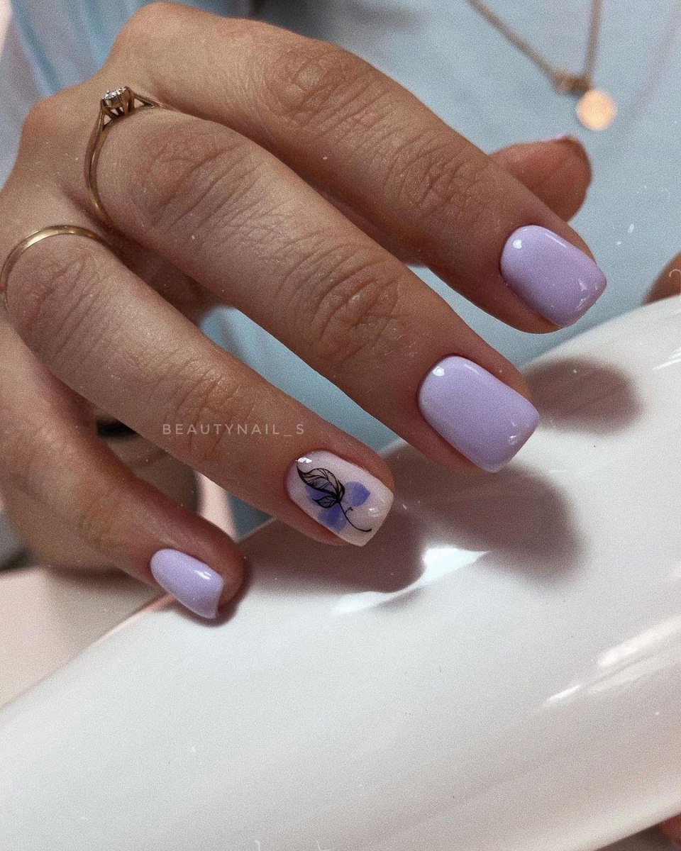 Ногти лавандового цвета