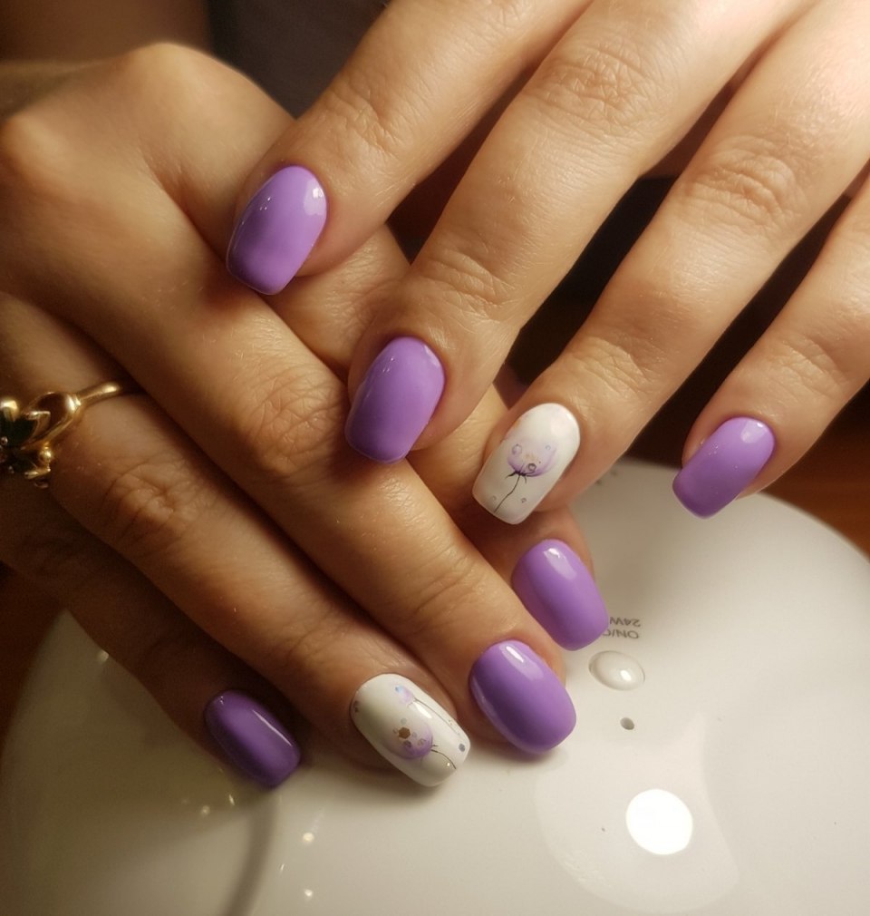 Сиреневый маникюр на короткие ногти 2021