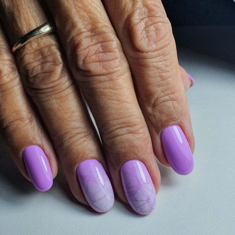 Сиреневый маникюр с капельками