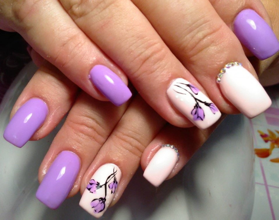 Маникюр сиреневый с белым