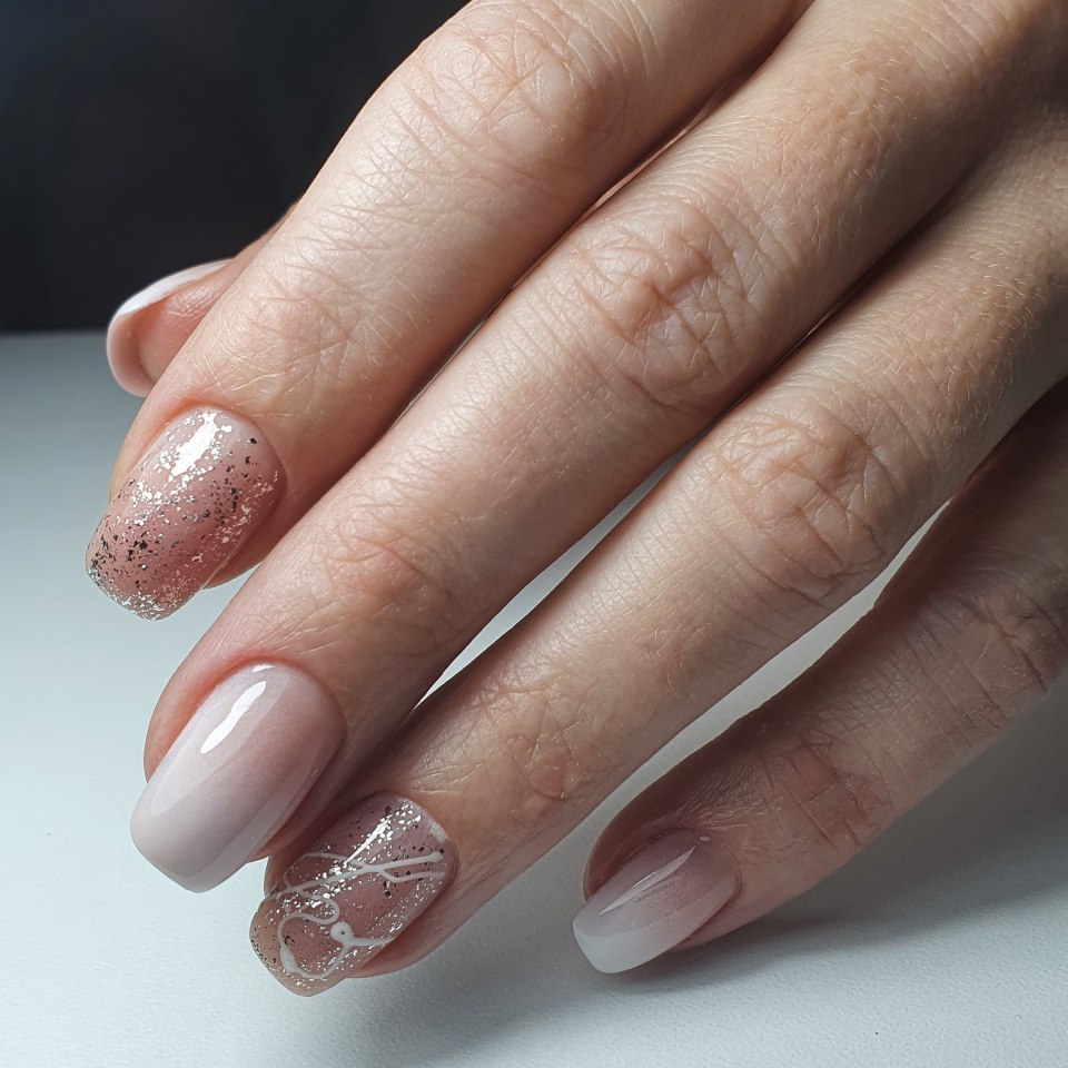 Ногти нюд с блестками
