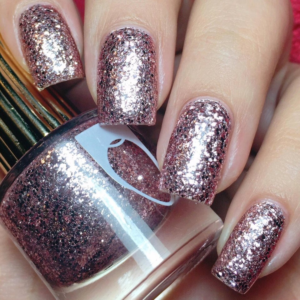 Маникюр с листиками