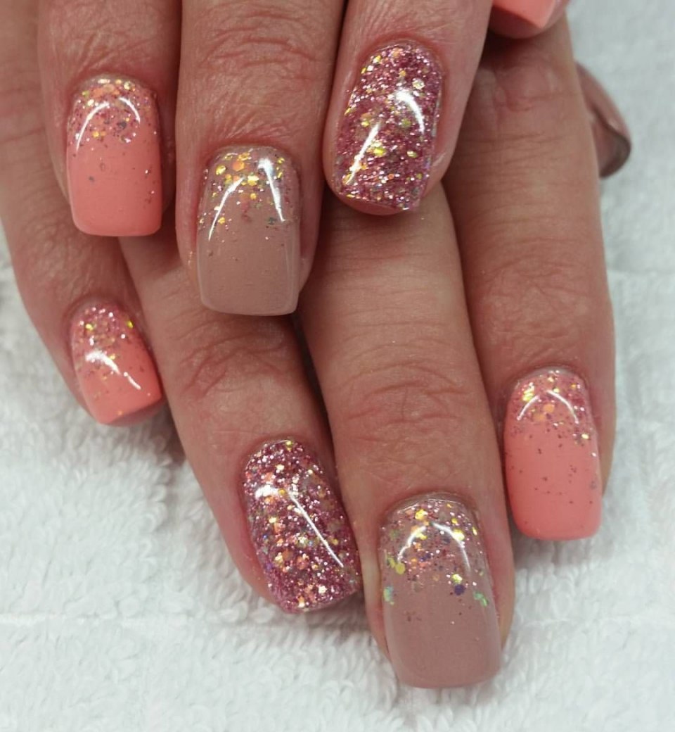 Маникюр на короткие ногти с блестками
