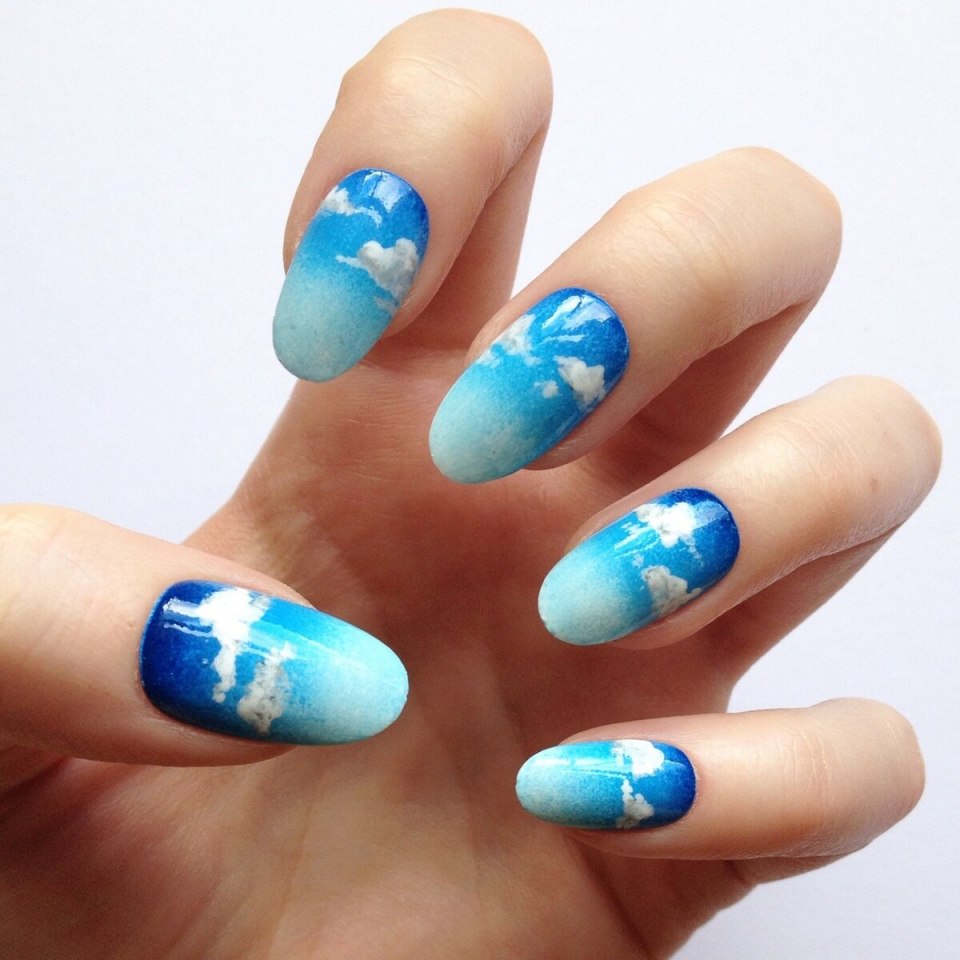 Маникюр с облаками