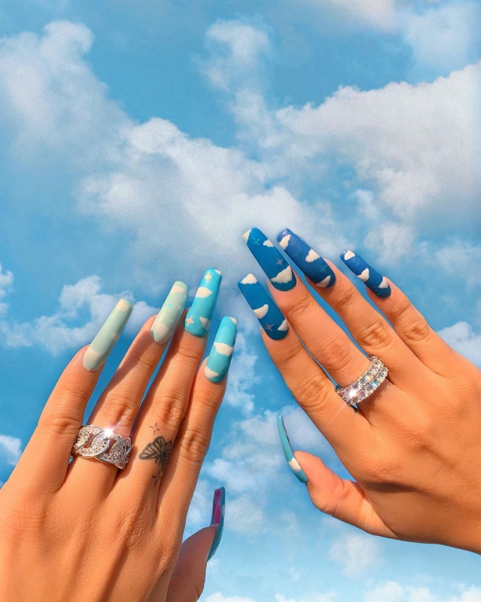 Длинные ногти с облаками