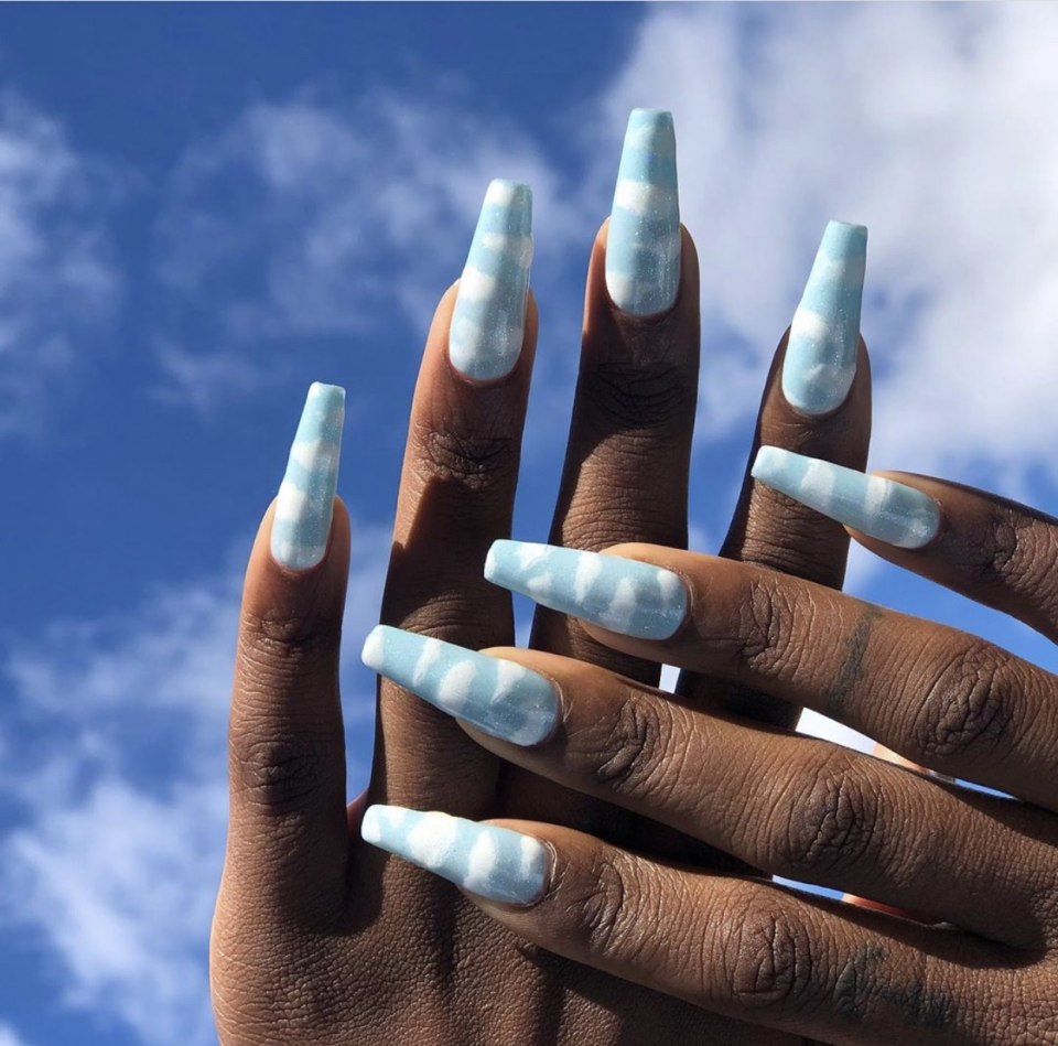 Маникюр с облаками на длинные ногти