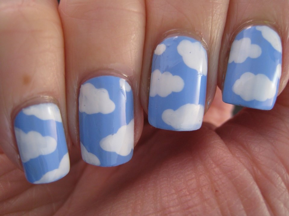 Ногти с облаками