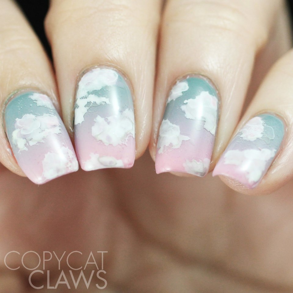 Ногти с облаками