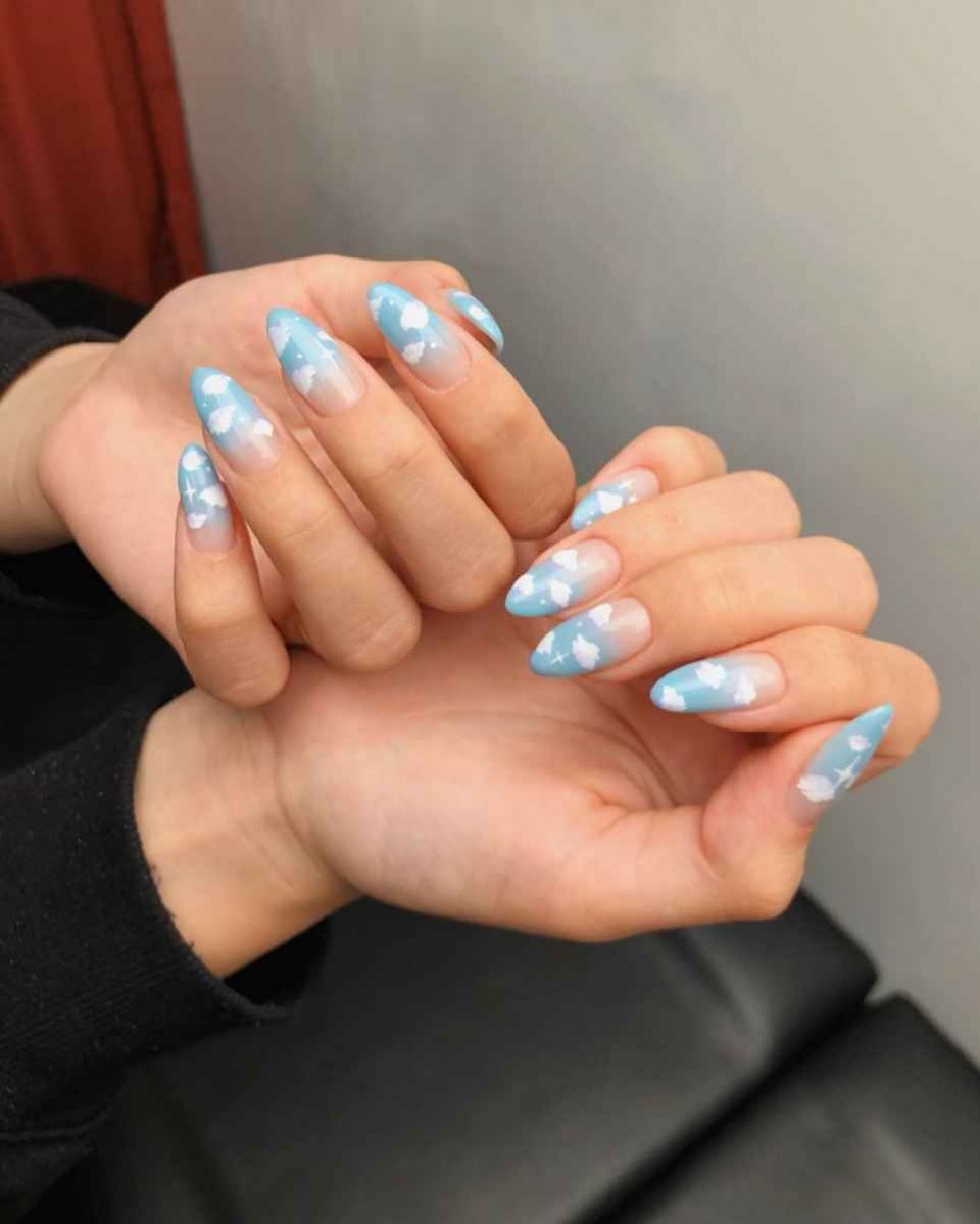 Голубые ногти с облачками