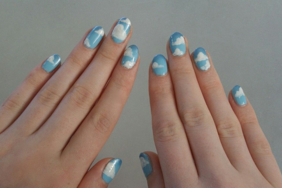 Голубые ногти с облаками