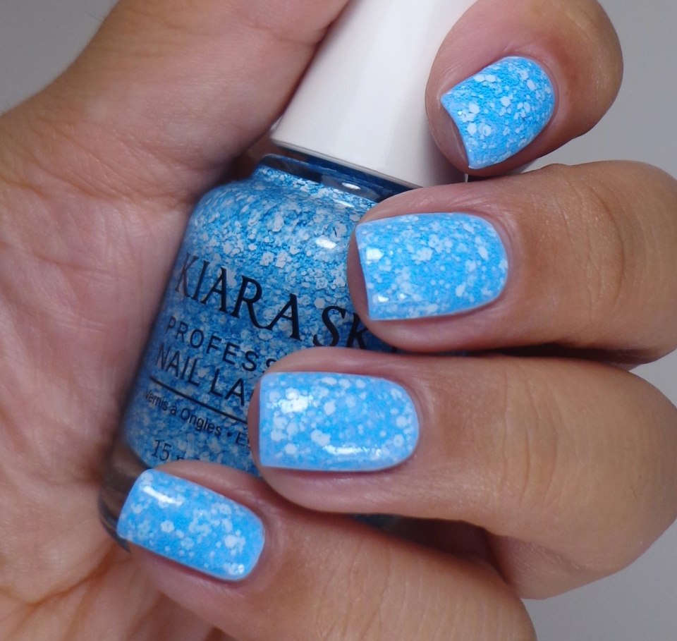 Маникюр голубого цвета с блестками